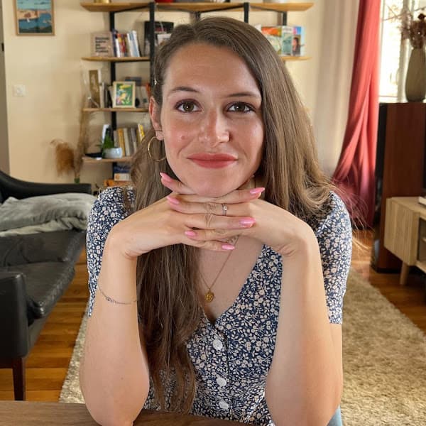 Elisabeth - French teacher and creator of HelloFrench (300K YouTube)